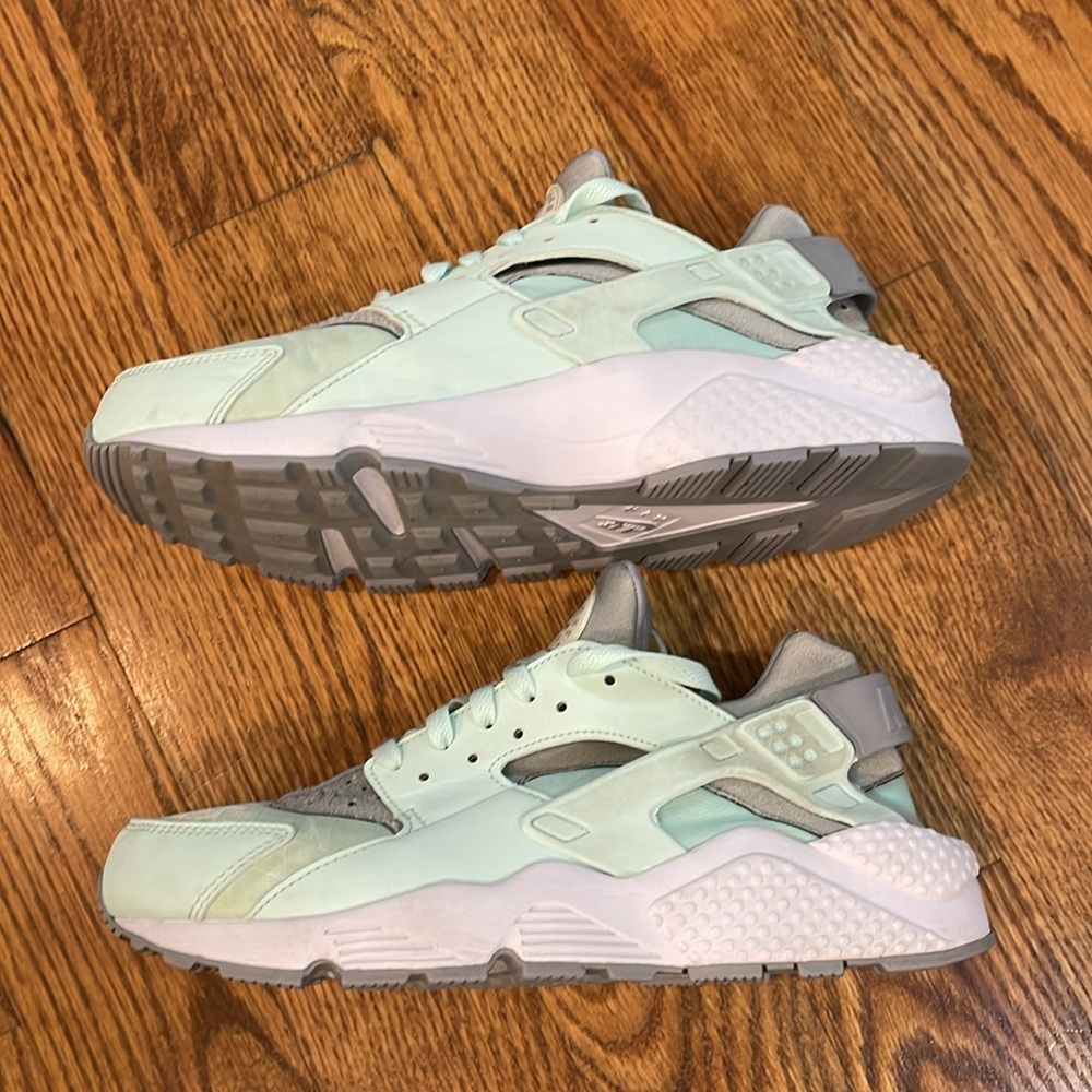 Women’s Nike Air Huarache Run Igloo Sneakers. Size 10. Excellent/Like New. - Picture 6 of 14